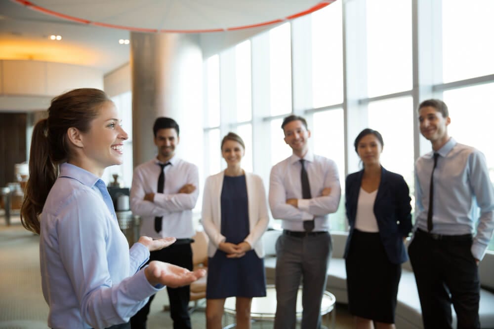 equipo en sesión de liderazgo transformacional en una empresa